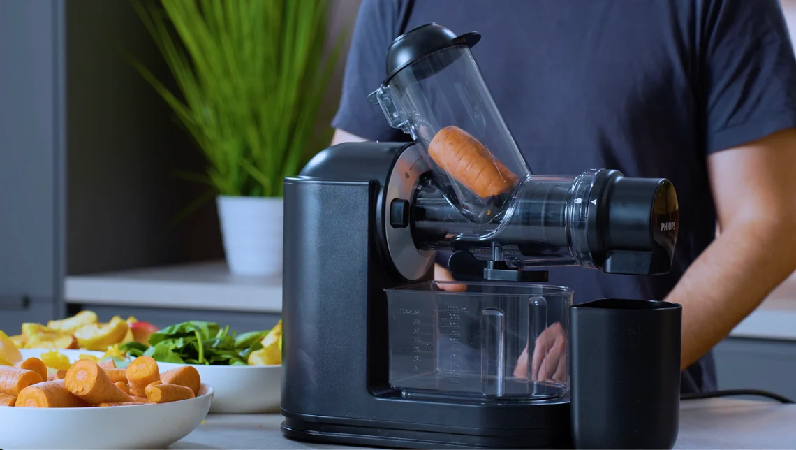 Der Philips Slow Juicer beim Entsaften