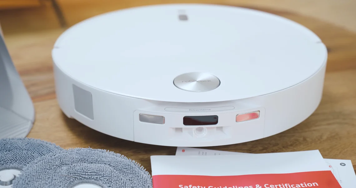 Der Roboter und seine anhebbaren Wischpads.