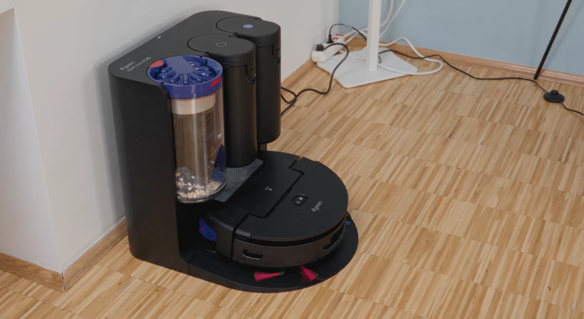 Die Basisstation und der Roboter bilden eine schöne optische Einheit