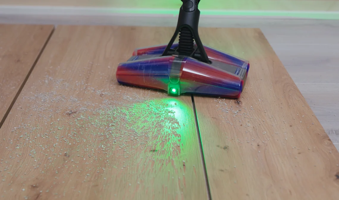 Im Härtetest: Der PencilVac während der Fugenreinigung mit seinem Standardaufsatz