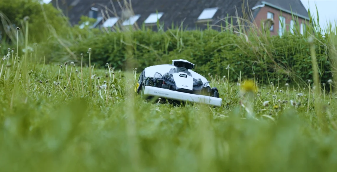 Der Mähroboter findet sich überall zurecht.