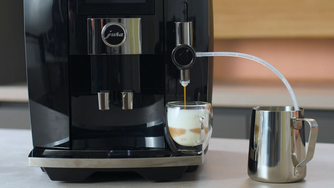 Der Cappuccino kommt rechts aus der separaten Düse raus.