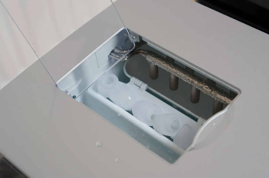 Die Klarstein bzw. Kesser 1220 produziert Eiswürfel.