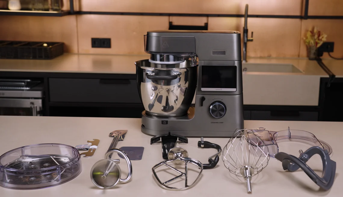 Gut, aber nicht perfekter Lieferumfang: Kenwood legt einiges an Zubehör dabei. Mixer, Zerkleinerer, Reibe und Co. müssen allerdings dazugekauft werden.