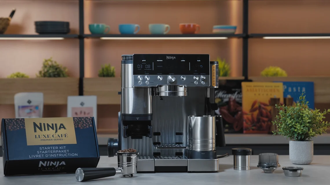 Die Ninja Luxe Café mit ihrem Zubehör.
