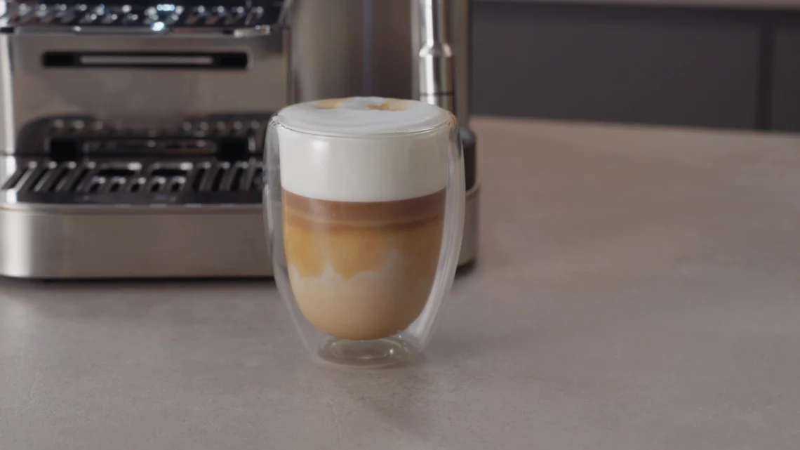 Der Latte Macchiato gelingt mit sauberen Schichten und stabilem Schaum.