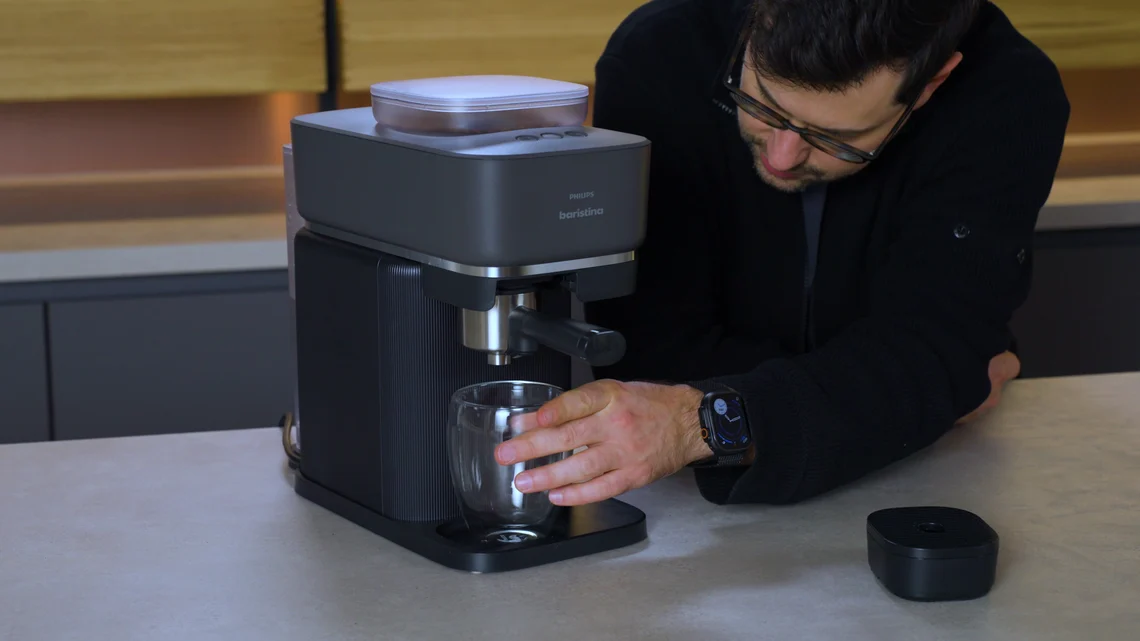 Da die kleine Tropfschale entnehmbar ist, finden auch große Tassen unter dem Auslass Platz.