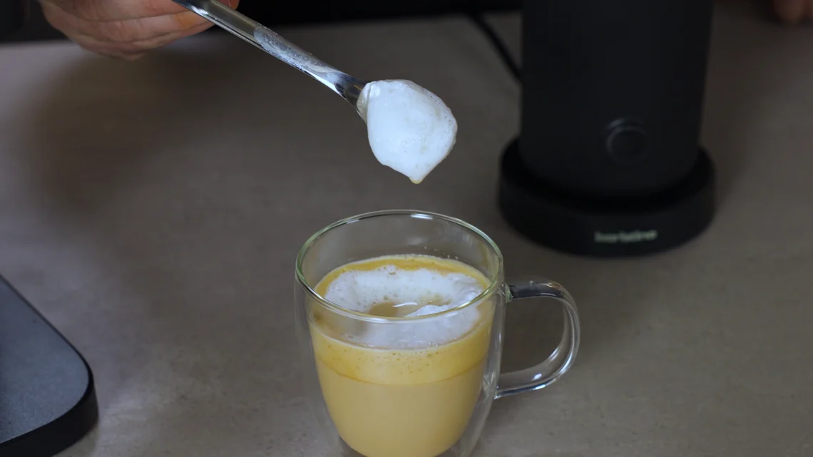 Microfoam sieht anders aus: Der Milchschaum wird relativ grobporig und fest.