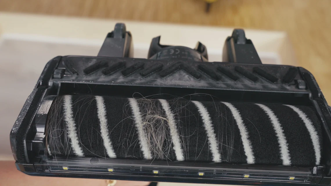 Lange Haare wickeln sich kurz auf und lösen sich von selbst.