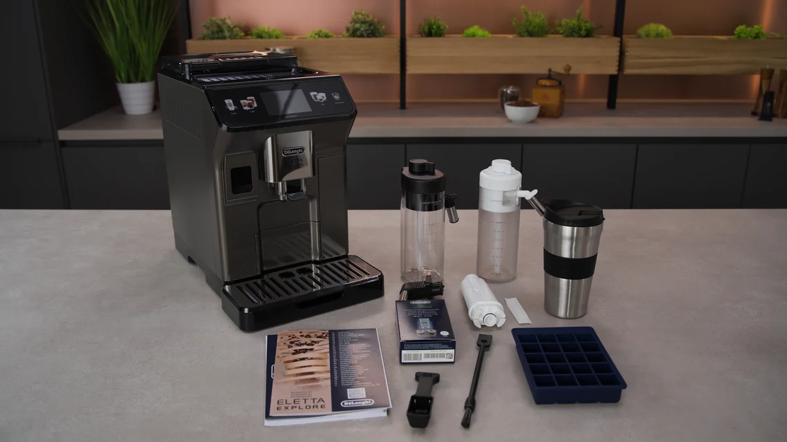 Beim Lieferumfang war De'Longhi alles andere als sparsam: Allerhand Zubehör ist dabei, sogar ein To-Go-Becher.