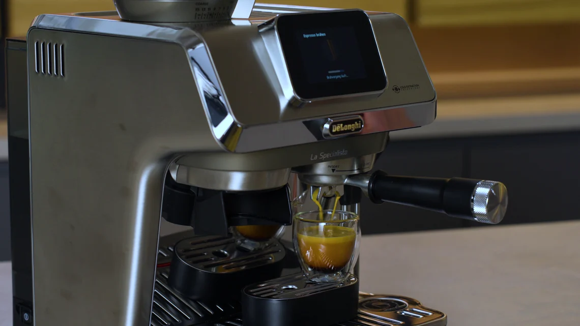 Perfekte Crema: Mit den richtigen Einstellungen gelingt der Maschine ein sehr guter Espresso.