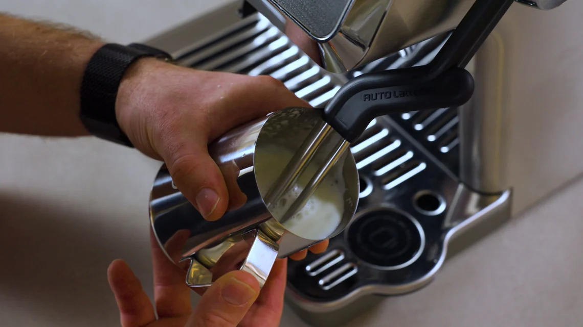 Das manuelle Aufschäumen mit der Doppel-Lanze erfordert etwas Übung, auch weil sich die Position nicht frei verstellen lässt.