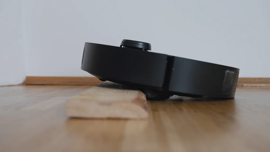 Kleine Hindernisse wie Türschwellen kann der Dreame hochklettern und überwinden.