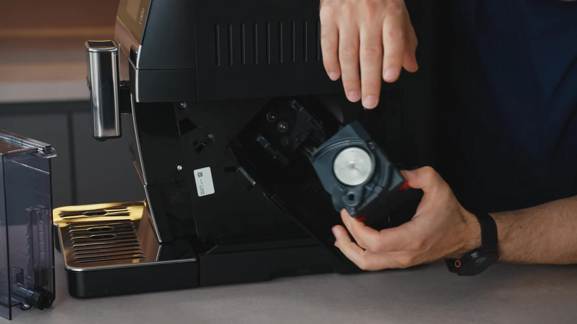 Die Brühgruppe sitzt hinter einer Serviceklappe und lässt sich entnehmen.
