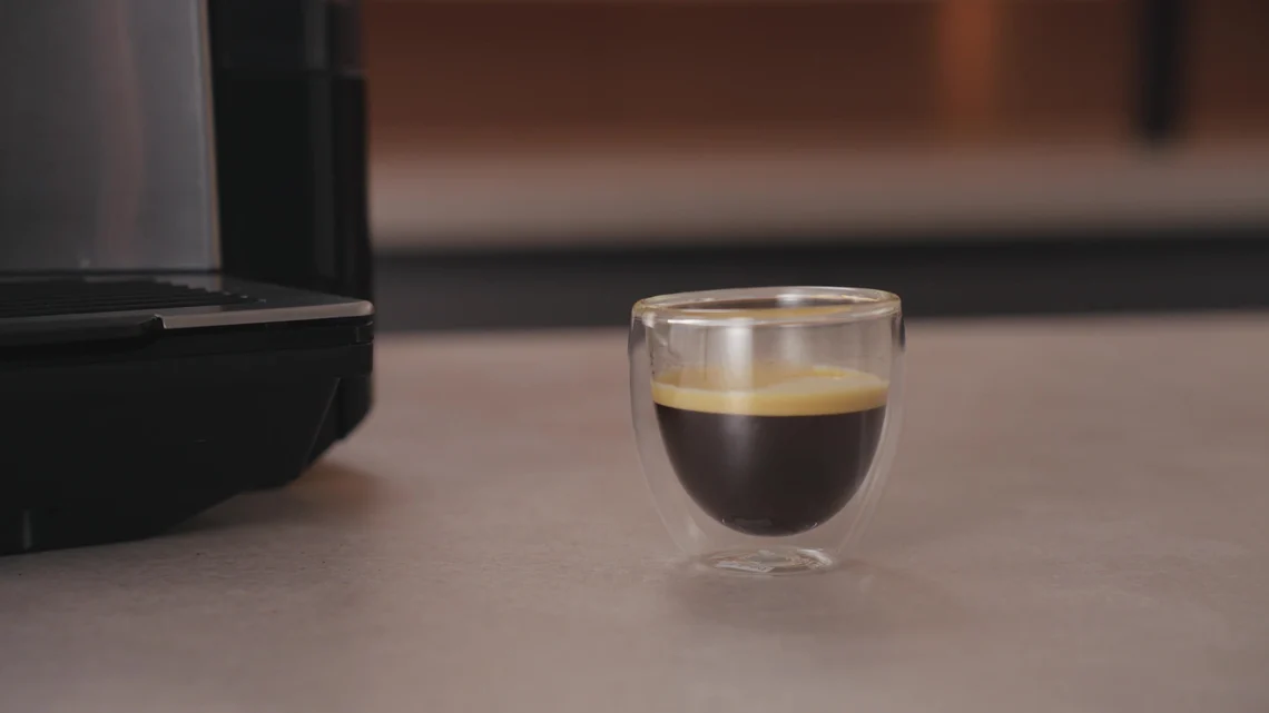 Der Espresso kommt mit schöner, dichter Crema aus der Maschine.