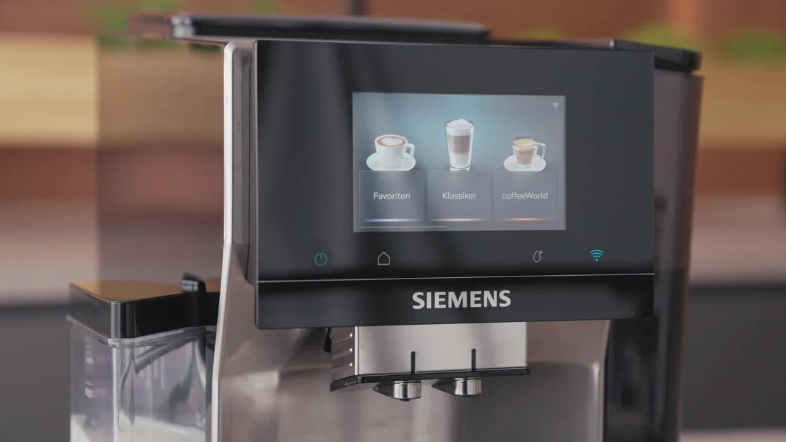Das 5-Zoll-Touchdisplay ist für einen Kaffeevollautomaten ungewöhnlich groß.