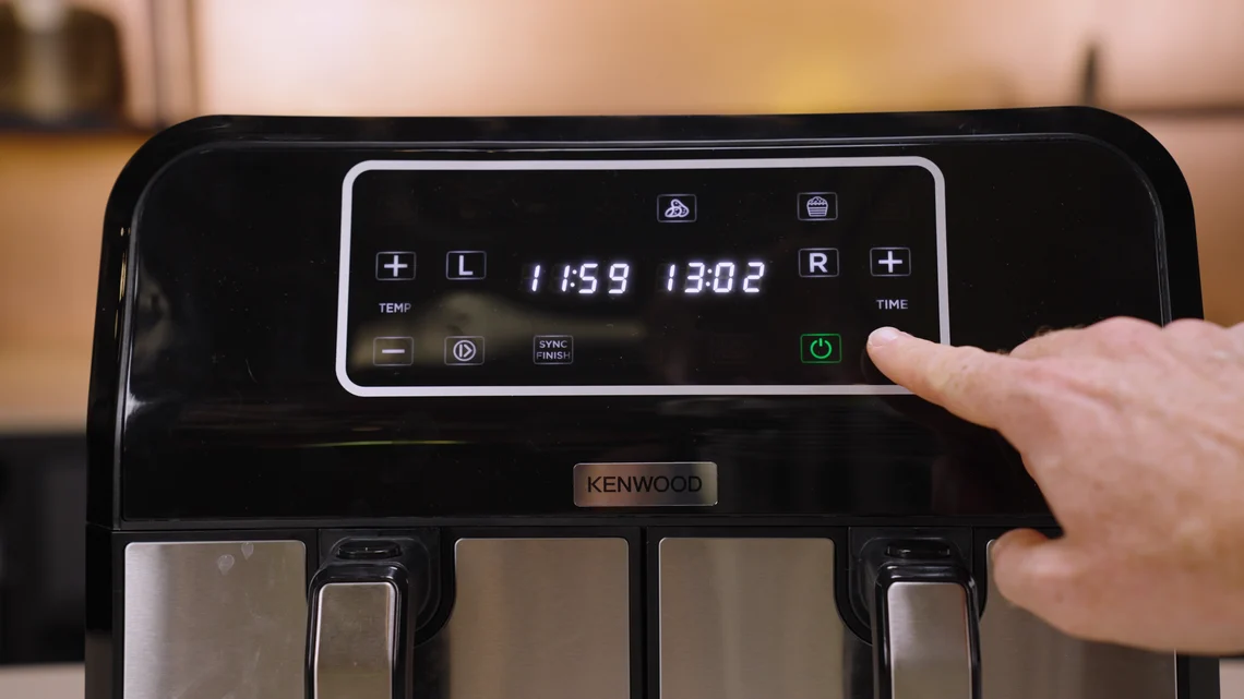 Das Bedienfeld ist intuitiv und reagiert präzise. Die beiden Garkammern lassen sich unabhängig voneinander steuern.