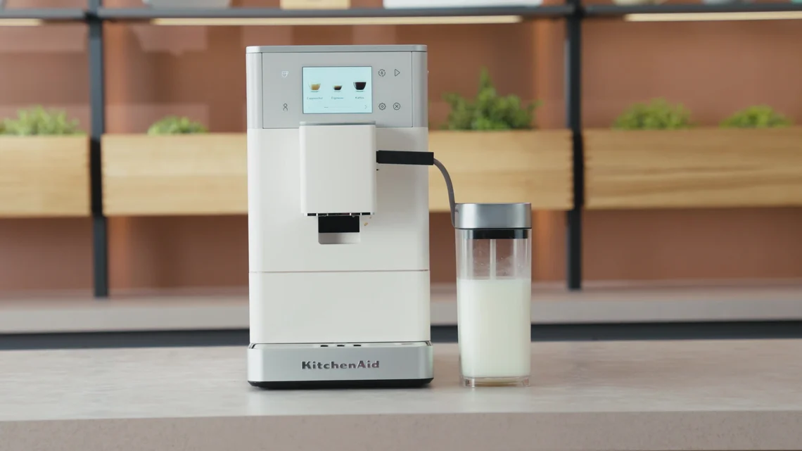 Die KitchenAid KF4 mit separatem Milchbehälter - schmal, hoch, elegant.