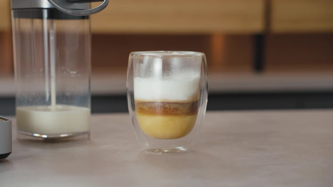 Selbst auf der größten Einstellung wird das Latte-Macchiato-Glas nicht voll.