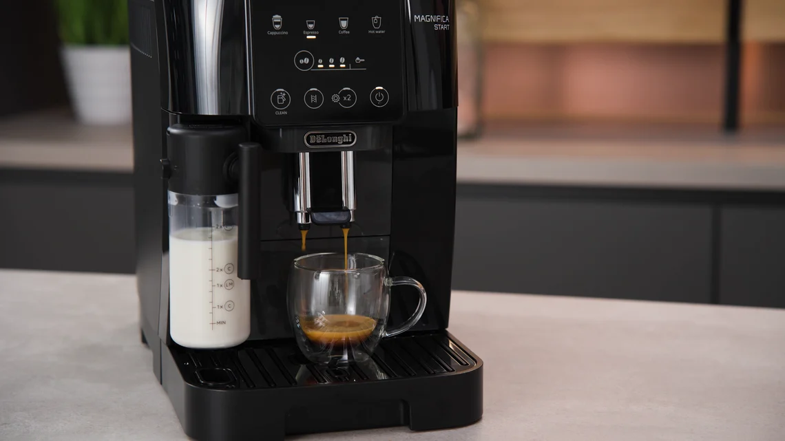 Der Espresso gelingt für ein Gerät dieser Preisklasse erstaunlich gut, ist aber eher auf der saureren Seite.