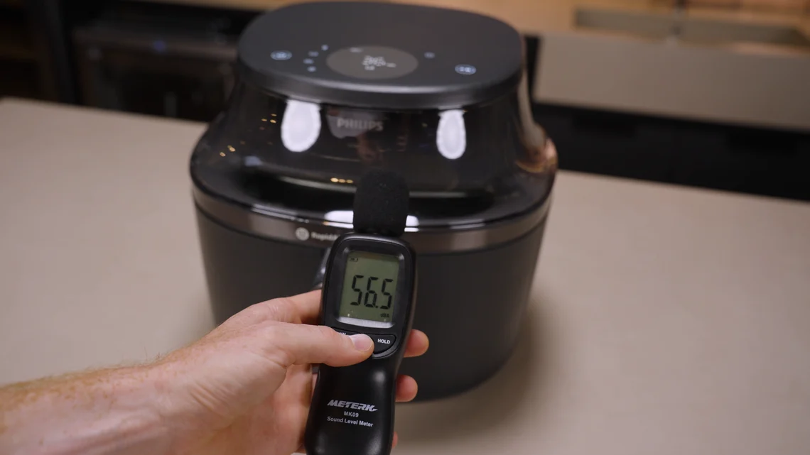 Im Vergleich zu anderen Heißluftfritteusen arbeitet der Philips Airfryer auch unter Volllast angenehm leise.