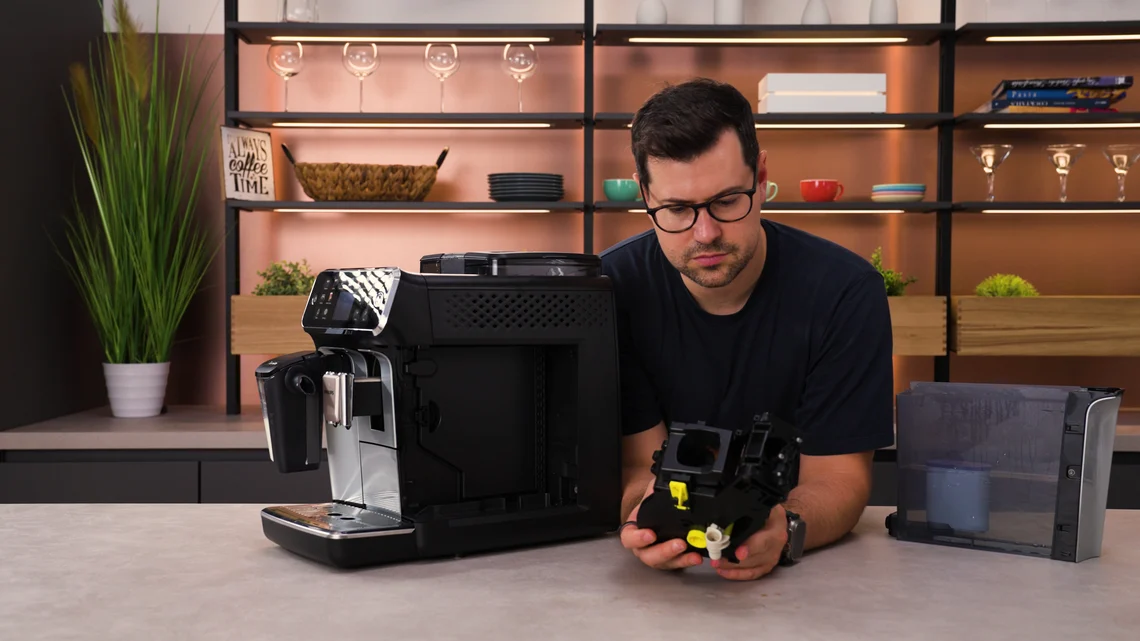 Die Brühgruppe sitzt hinter dem Wassertank und lässt sich zum Reinigen entnehmen.
