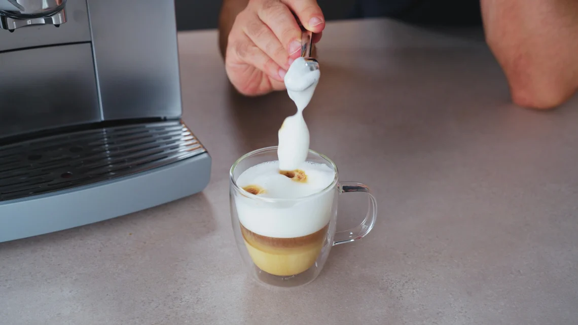 Der Milchschaum bleibt grobporig und fest statt cremig-fein.