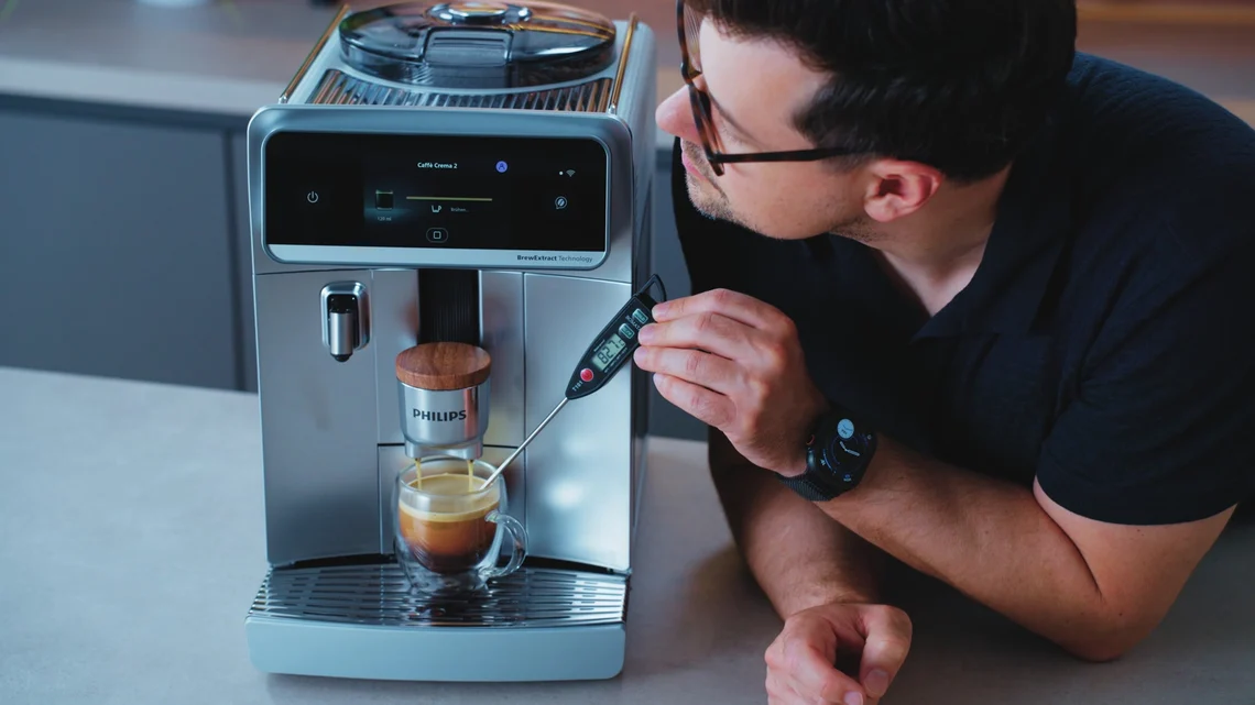 Im Test kommt der Café Crema mit 82 Grad in die Tasse.