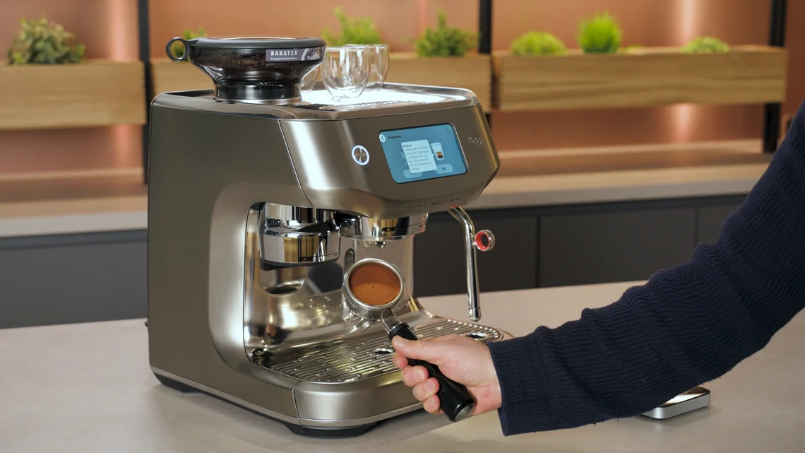 Das integrierte Baratza-Mahlwerk und der automatische Dosier- und Tamping-Mechanismus liefern hervorragende Ergebnisse.
