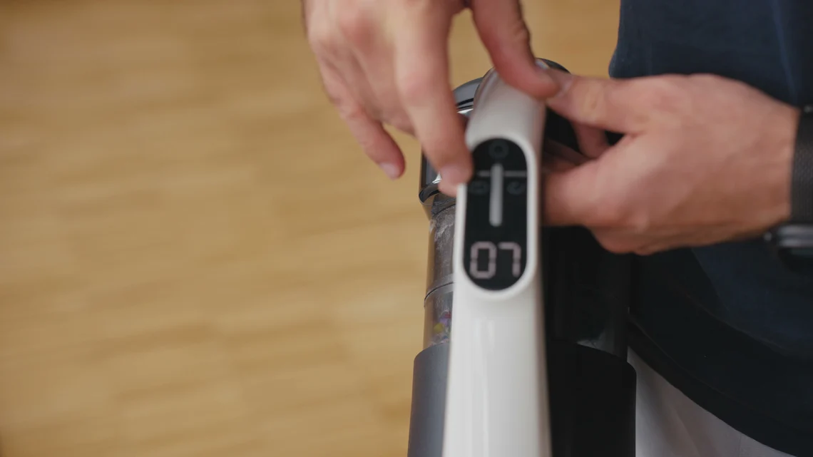 Drei Saugstufen und der Special-Boost laufen über die Griff-Tasten.