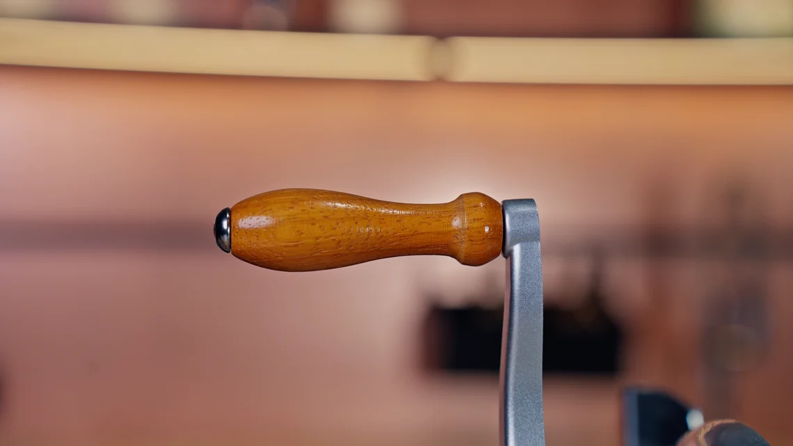 Sieht schön edel aus: Die Handkurbel ist mit Holz ummantelt.