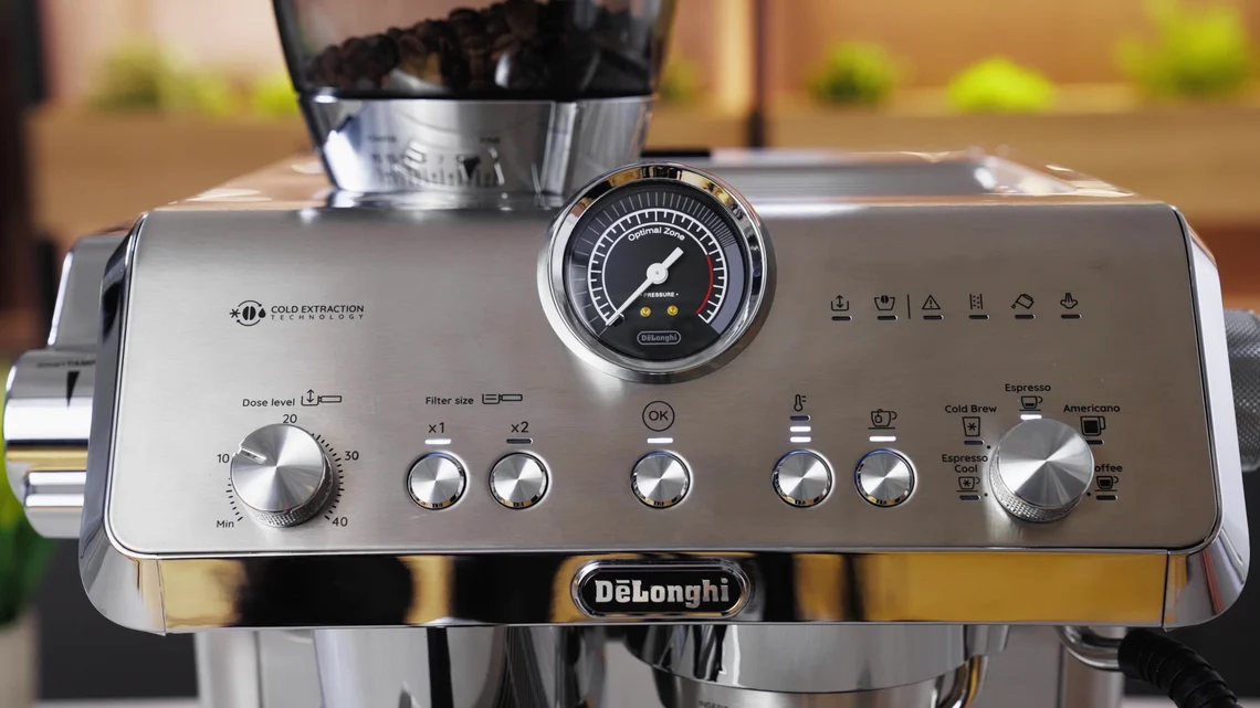 Die DeLonghi La Specialista Opera setzt auf Kaffeehaus-Romantik.